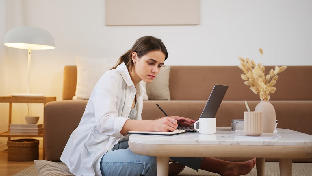Femme étudiante courtage en assurance