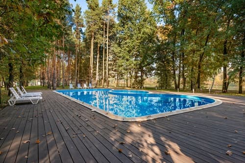 Piscine à l'automne