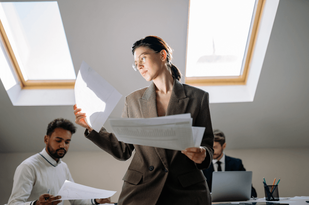 Femme avec documents