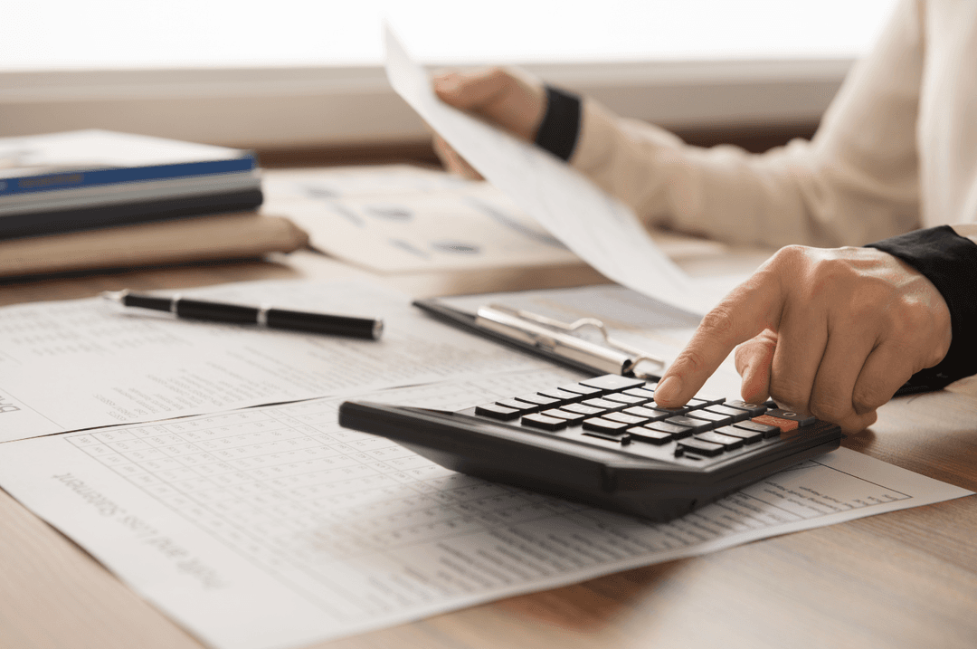 Femme avec calculatrice