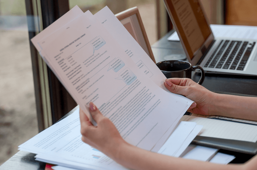 Femmes avec documents
