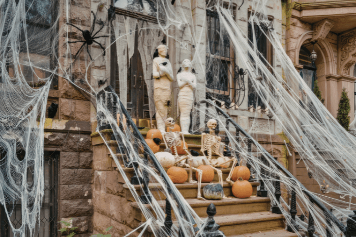 Toile d'araignée géante et araignée noire sur la façade d'une maison pour l'Halloween