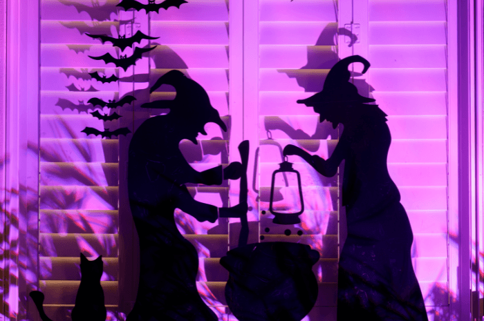 Silhouettes noires de sorcière et de chat rétroéclairées pour l'Halloween