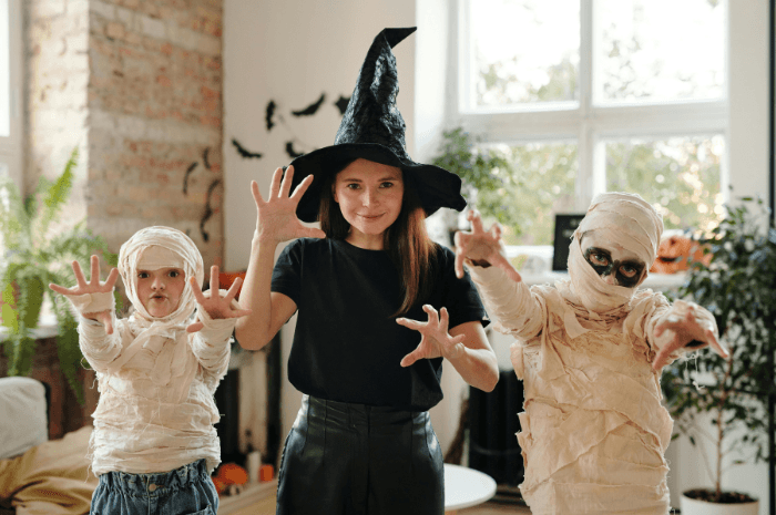 Mère et enfants déguisés pour l'Halloween dans leur costume fait maison
