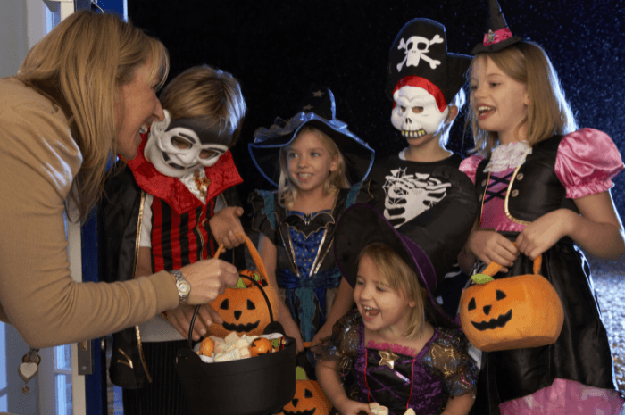 Enfants récoltant des bonbons le soir de l'Halloween