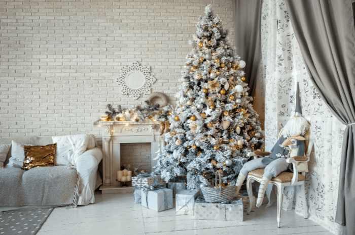 Salon décoré tout en blanc pour Noël