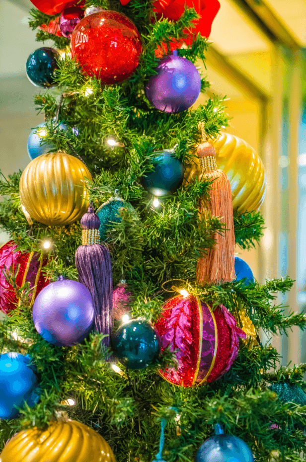 Sapin de Noël décoré avec des boules de toutes les couleurs