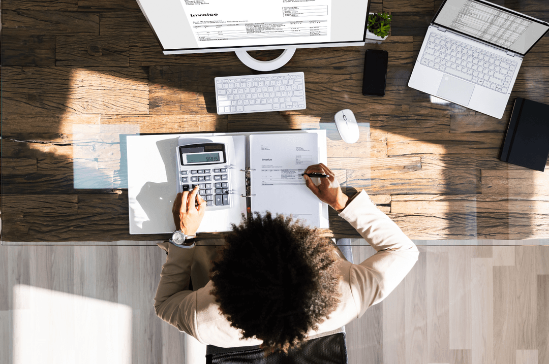 Femme avec ordinateur et calculatrice