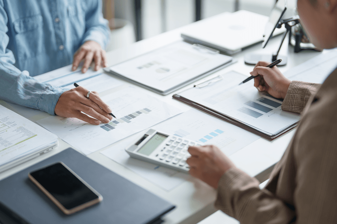 Deux personnes avec documents financiers