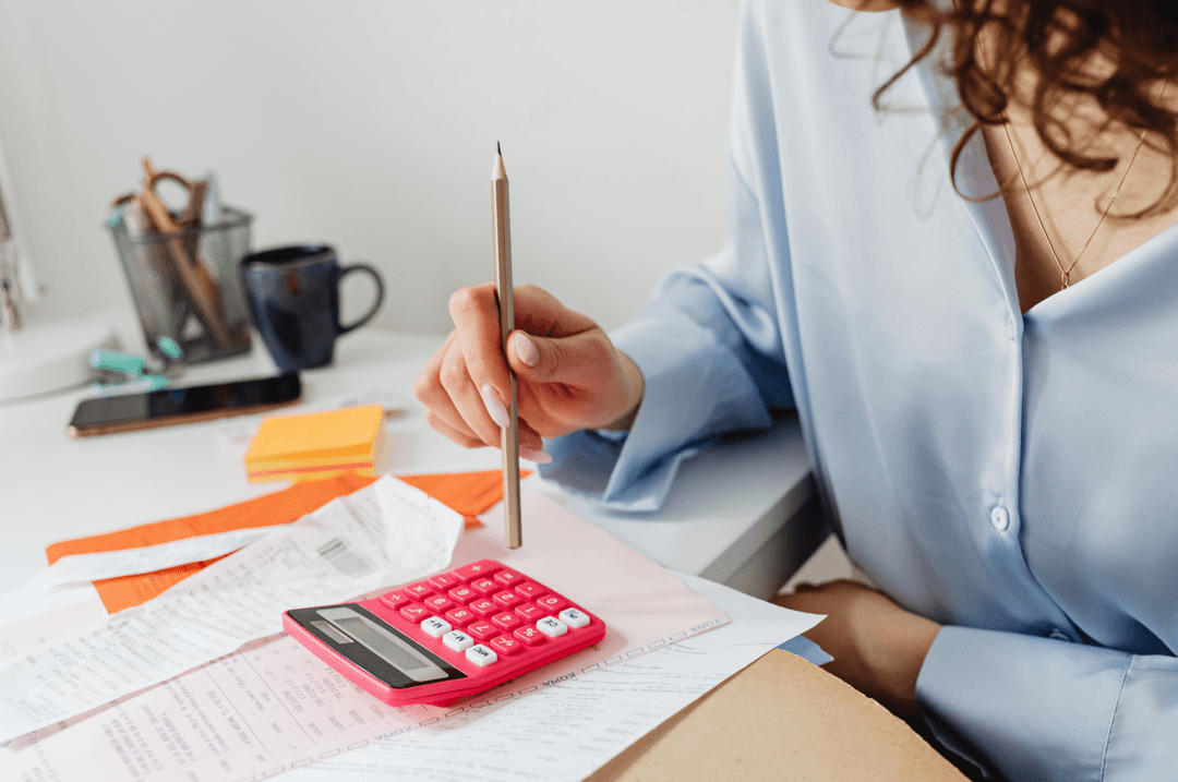 Femme avec calculatrice et factures
