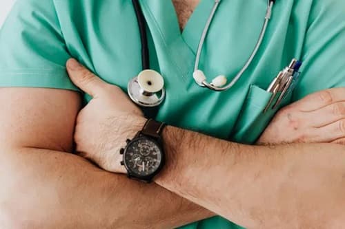 Médecin les bras croisés