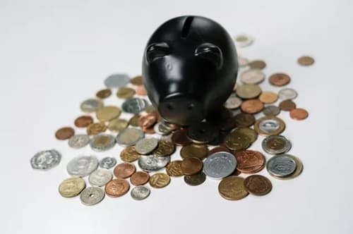 Tirelire avec pièces de monnaie