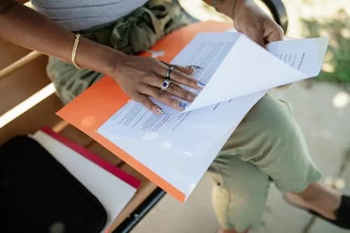 Femme consultant un contrat d'assurance