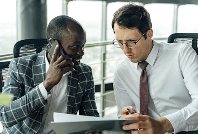 Investisseurs regardant un document
