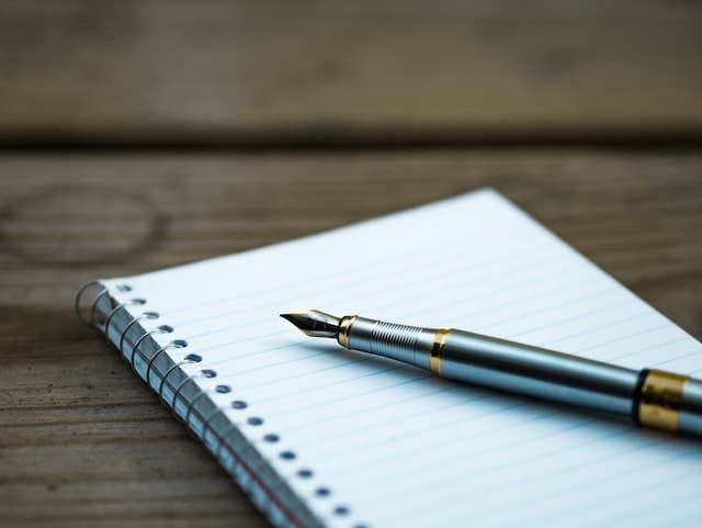 Stylo-plume sur un carnet pour l’écriture d’un contrat de vie commune