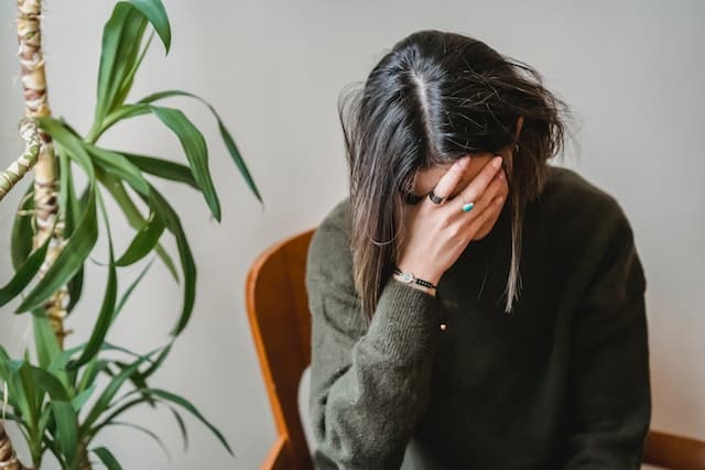 Femme triste d’avoir reçu un préavis d’exercice d’un droit hypothécaire
