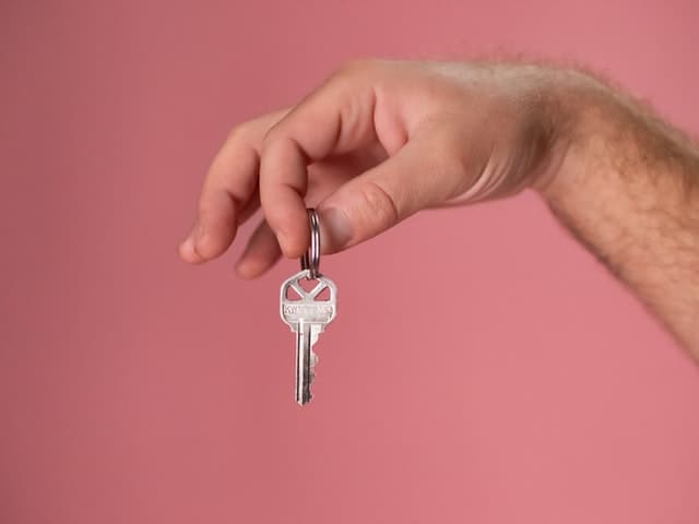 homme qui tient une clé_Qu’est-ce que l’assurance titres?_XpertSource