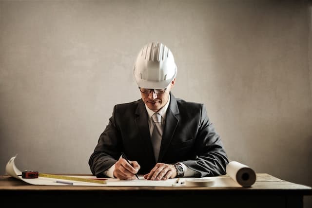 Promoteur dessinant les plans d’un projet immobilier