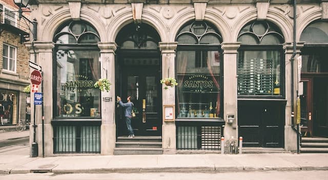 Restaurant sur le coin d’une rue