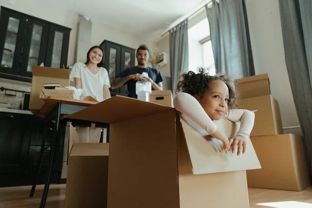 Jeune fille dans une boite de déménagement