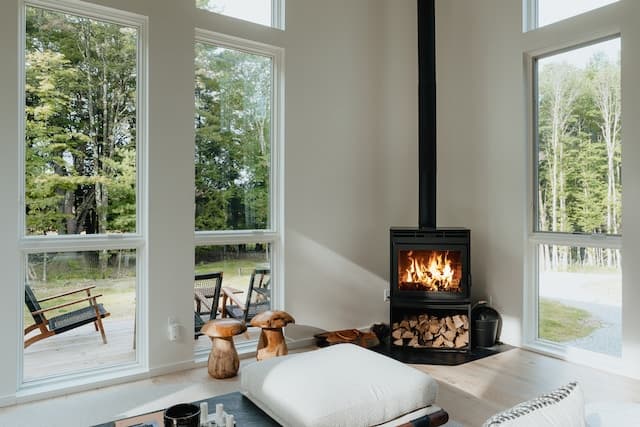 Foyer au bois dans une maison blanche