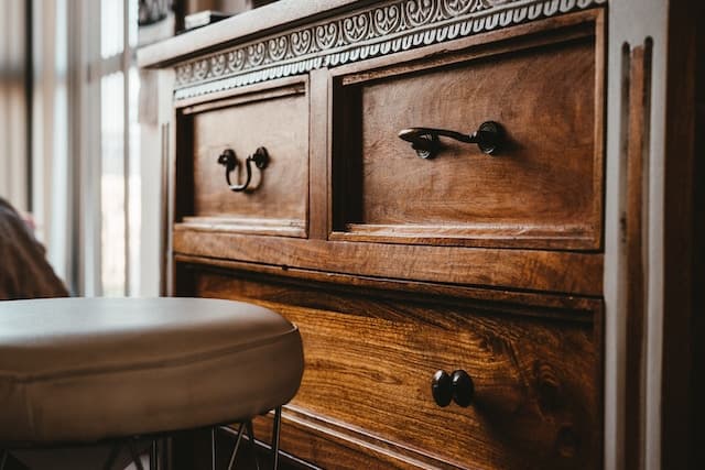 Vieux meuble récupéré pour décorer un appartement
