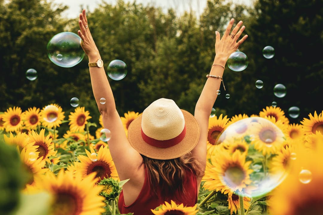 Femme dans un champ de tournesols