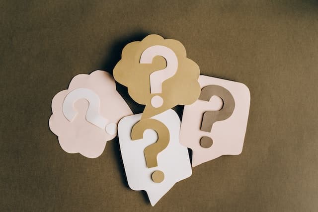 Poser des questions à un conseiller financier