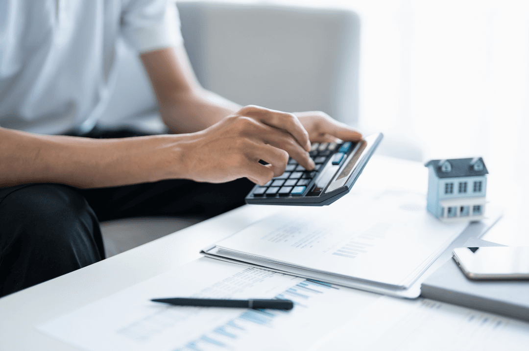 homme avec calculatrice