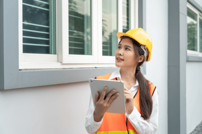 Inspectrice en bâtiment détenant une formation connexe en construction