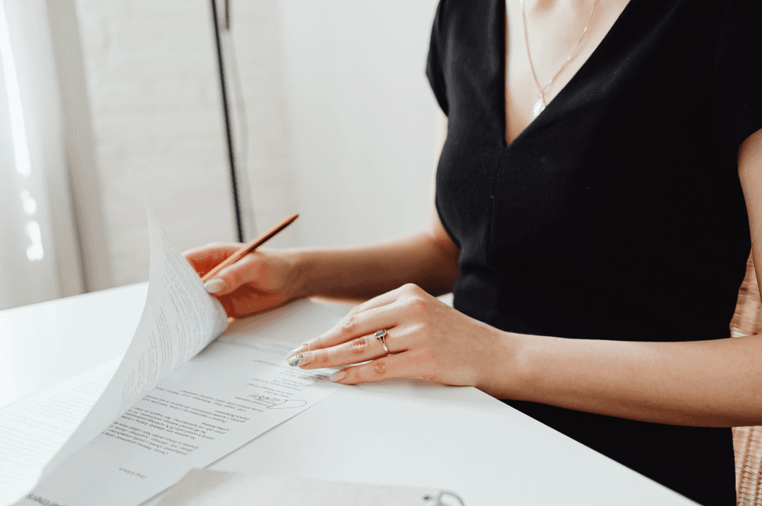 Femme qui signe un contrat