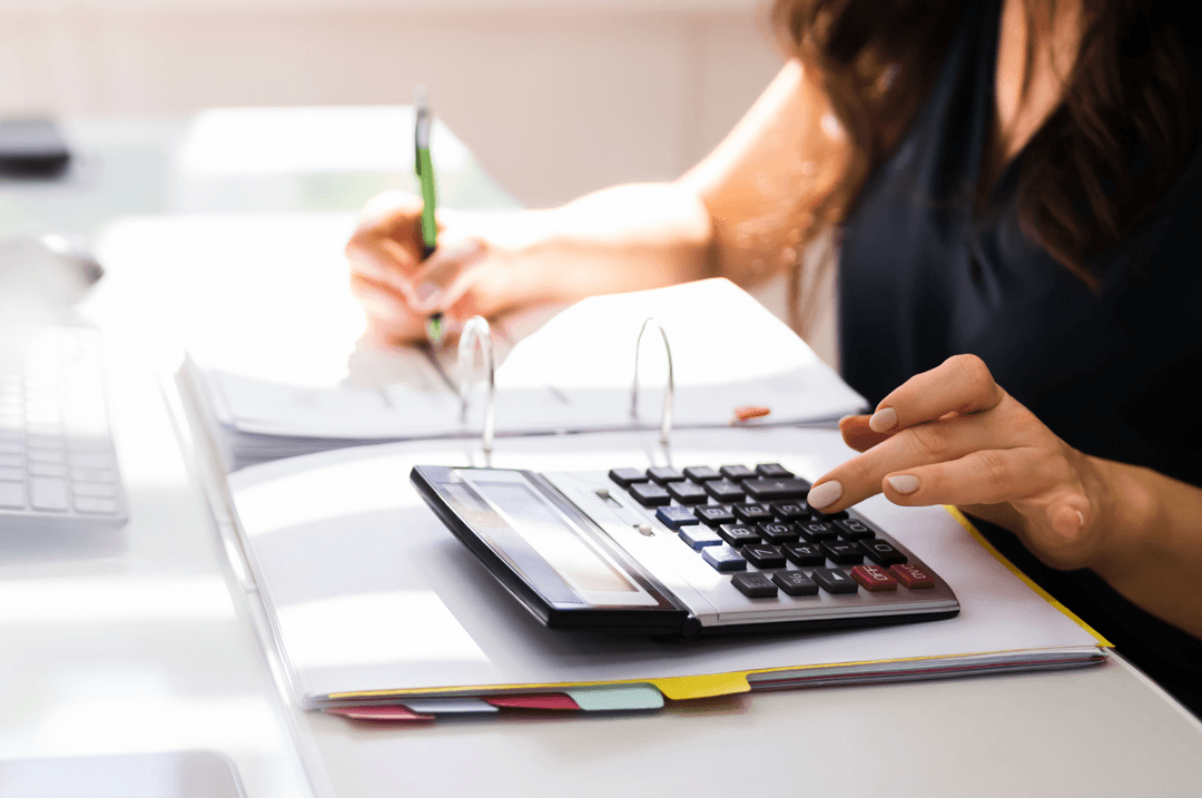 Femme avec calculatrice
