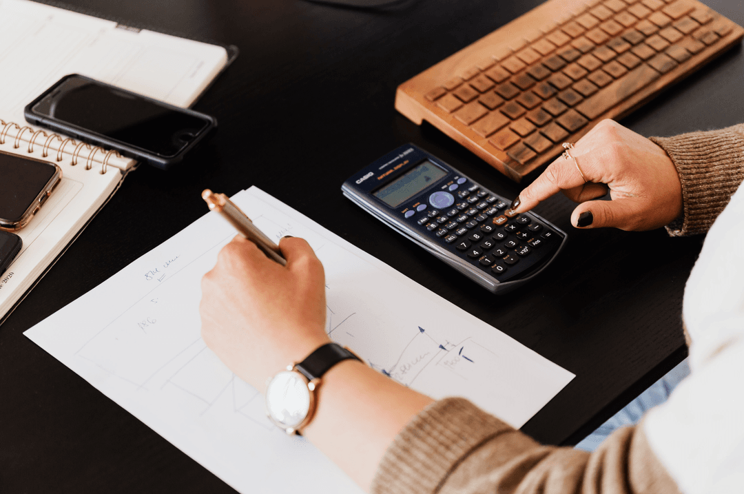 Femme avec calculatrice