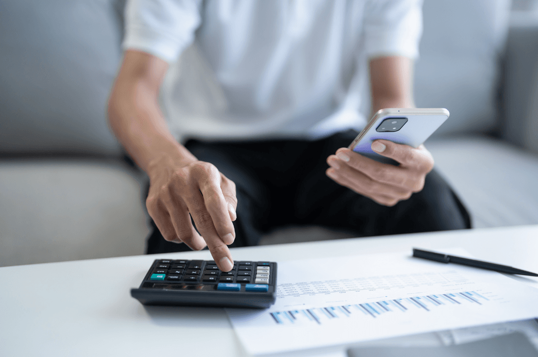 Homme avec calculatrice