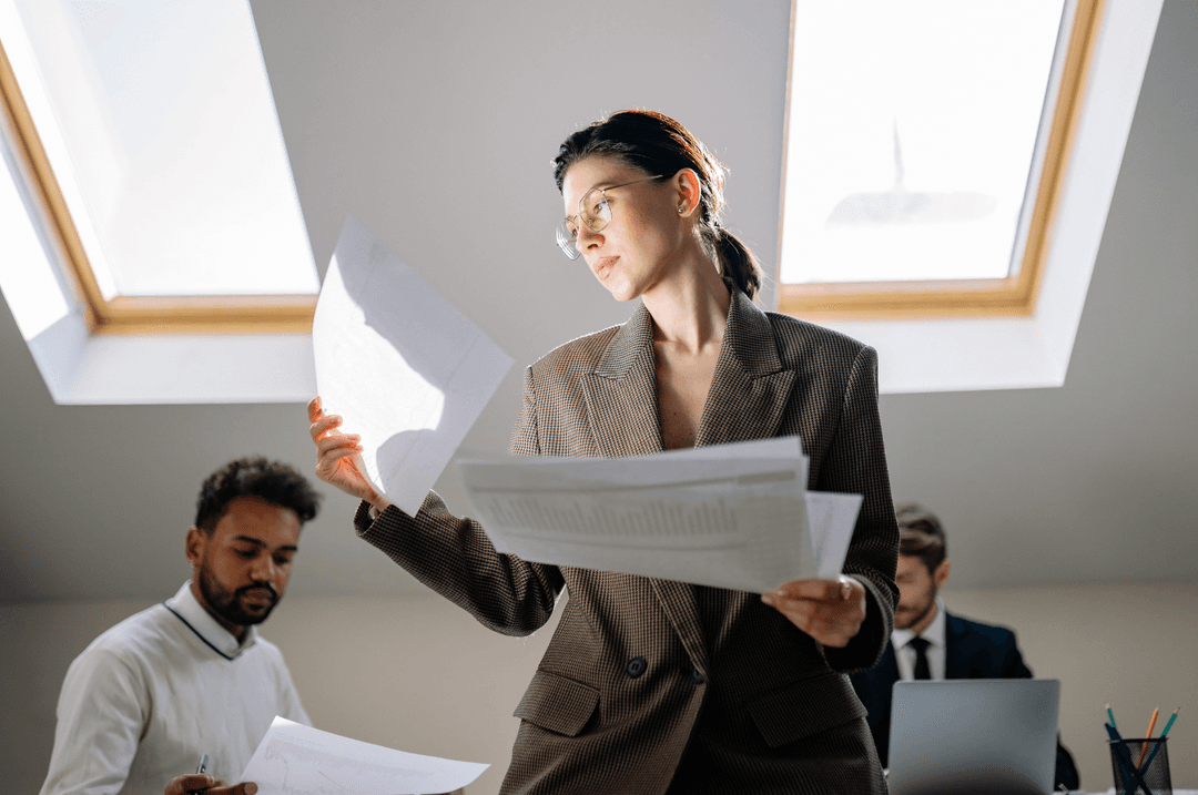 Femme avec documents