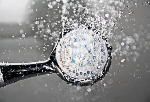Pommeau de douche crachant de l'eau