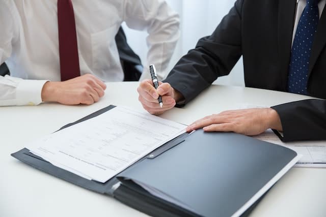 Hommes d’affaires signant un contrat d’emphytéose