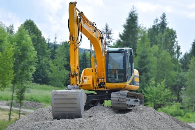 Excavatrice pour refaire la fondation de l’asphalte