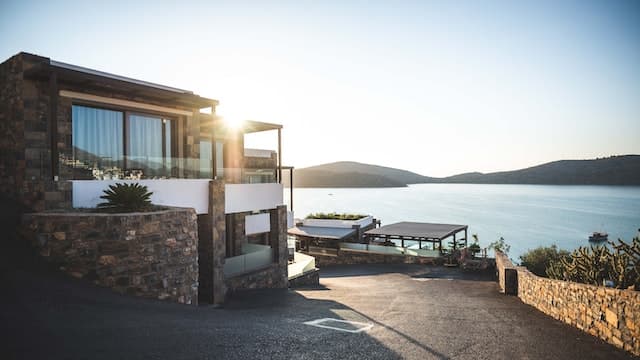 Maison avec une entrée d’asphalte
