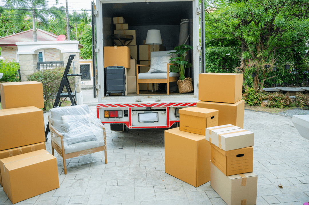 Camion de déménagement ouvert avec des boites et des meubles
