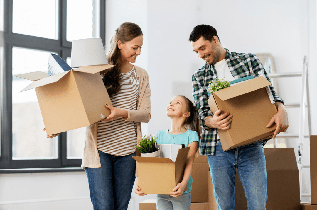 Famille qui déménage des boites avec un enfant