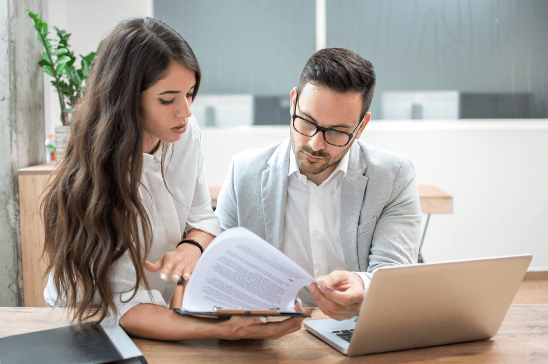 Deux personnes avec ordinateur