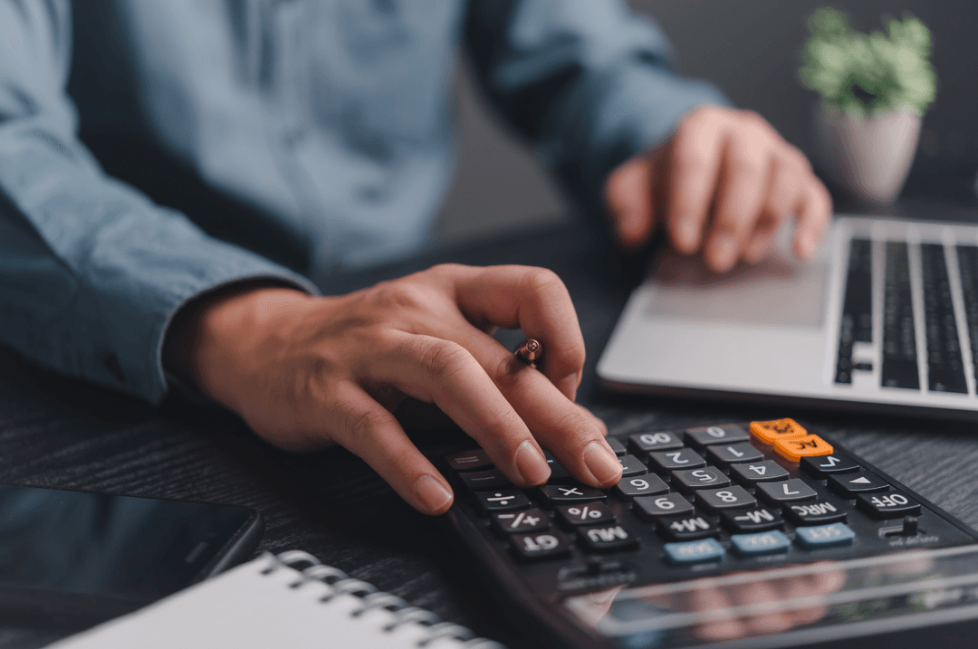 Homme avec calculatrice