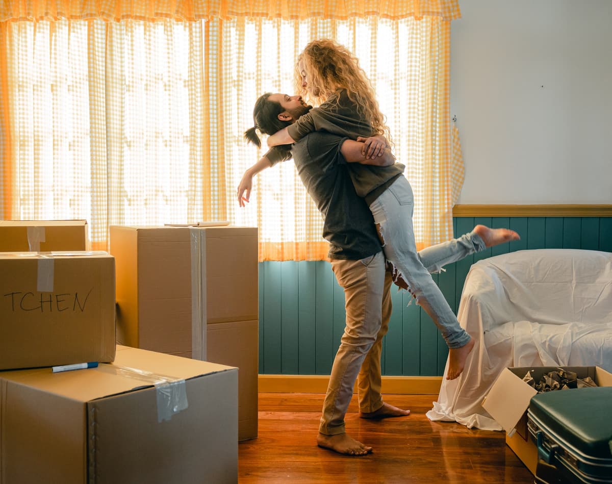 Couple heureux qui déménage