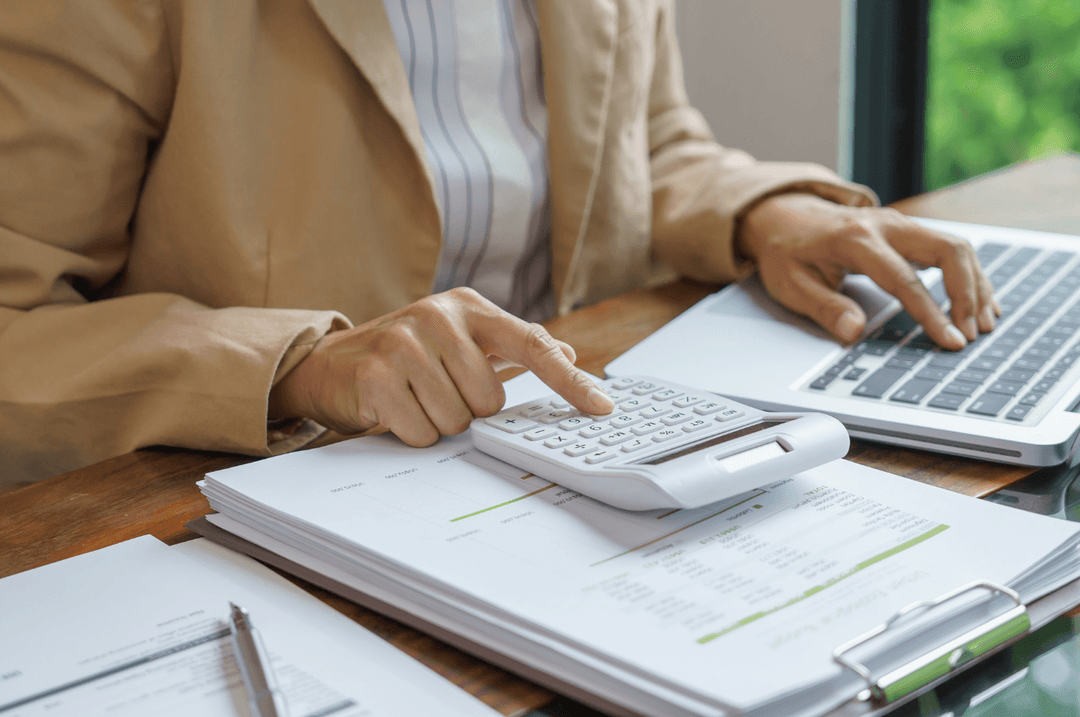 Femme avec calculatrice