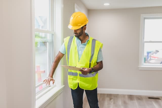 Inspecteur en bâtiment inspectant une fenêtre