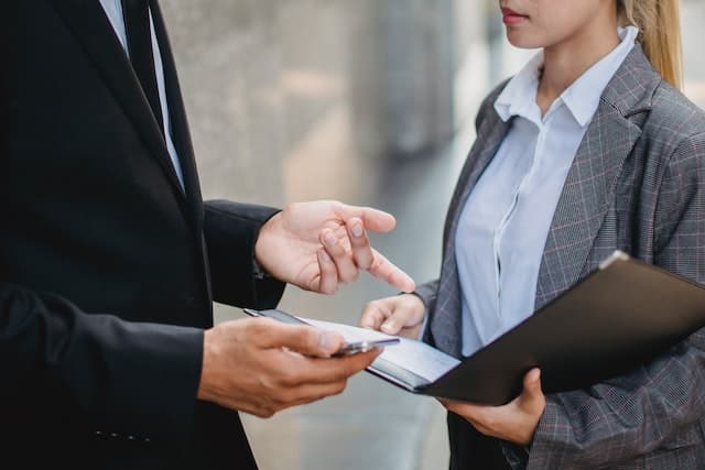 Courtiers immobiliers négociant une promesse d’achat