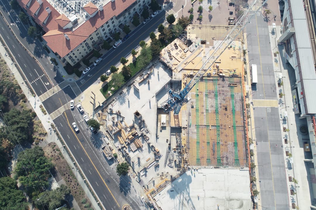 Mise en chantier au coeur d'une ville