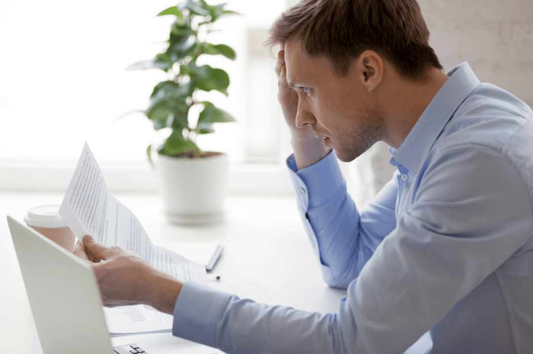Homme avec document