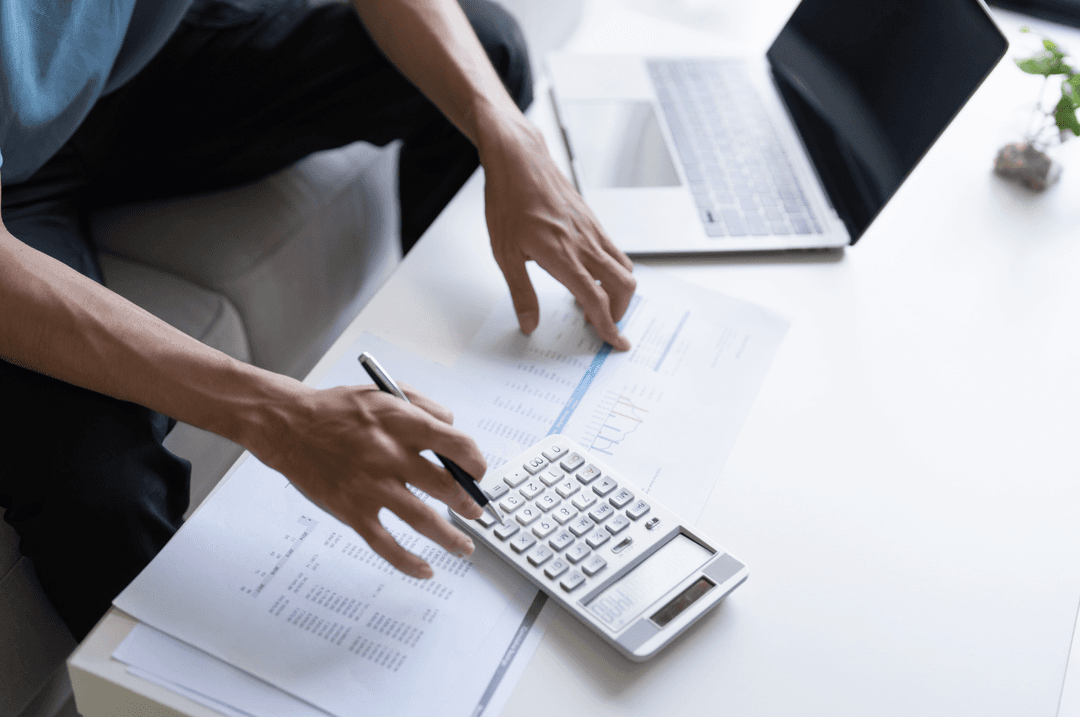 homme avec calculatrice